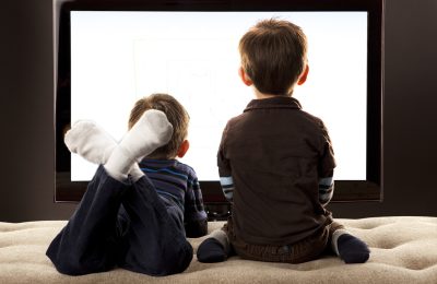 tv izleyen çocuklar