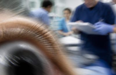 Gözdeki Ani Kararma Acil Kliniğin Gölgeli Labirenti
