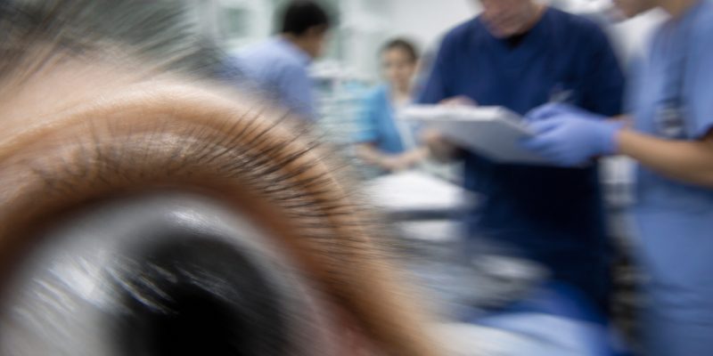 Gözdeki Ani Kararma Acil Kliniğin Gölgeli Labirenti
